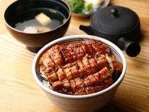 神乐坂    地焼UNASEN_「特制鳗鱼丼一男」因其与腌梅子的独特搭配而广受欢迎