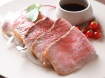 Wagyu beef and local specialty RESTAURANT &BAR 17CLUB_Kobe beef roast beef with Awaji onion