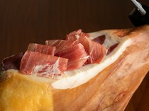 SH'UN Wine & Dine_前菜“Jamon Serrano, Olive”适合搭配葡萄酒