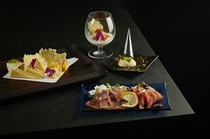  以時令食材烹調的各種菜餚，可提升酒精的風味。 