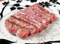 Yakiniku Hanabi Nishiki Branch_An example of our special "ippon-yaki" dish, cooked right in front of you by our staff