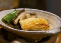 Kyo Yubadokoro Seike Nijojo Branch_Fresh yuba steak "Ceramic plate grilled with seasonal vegetables and Kyoto yuba"