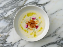  溫潤的滋味沁入身心，這道「能吃的」湯品「當季蔬菜奶油濃湯」 