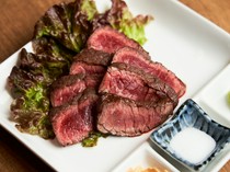 Nihonshu to Obanzai no Kyosakaba Kensui Nishiki_"Steak" with a fragrant grilled exterior and moist and tender interior