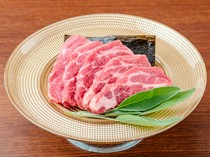 個室燒肉 味覺園 南3條店_柔軟多汁，油脂美味的「自家製昆布捲特上生成吉斯汗〜沙朗羊肉〜」