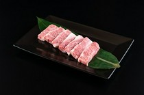  请勿过度炙烤。细腻油花的神户牛肉以中分熟为佳“神户牛上等牛五花（酱汁·盐）”  
