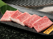 Amiyakitei Sakae Branch_The most popular and value-for-money item among regulars is the "Specially Selected Japanese Black Beef Kalbi"