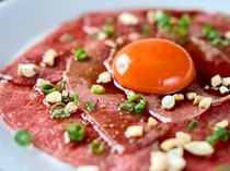  "Seared Wagyu Yukhoe" is made by lightly searing fresh Wagyu beef to bring out its fragrant flavor. 
