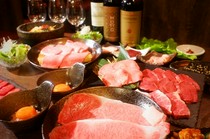  The "Carefully Selected Wagyu Beef Yakiniku Black Course" also includes the specialty "Happy Sirloin" 
