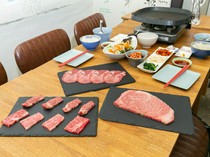  「豪華牛排套餐」讓您有機會品嚐到肉質鮮嫩多汁、香氣醇厚的 A5 黑毛和牛。 