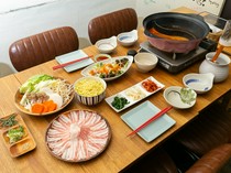  국물의 향기와 함께, 돼지고기의 부드러움이나 육즙을 느낄 수 있는 「샤브샤브 코스」 