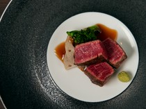 肉割烹 肉KABUKU_需要一个小时才能吃完的“炭烤A5母夏多布里昂牛排”。