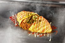  這裡有多種選擇。特色粗麵條配特製醬汁。其中一道受歡迎的菜是「豬肉炒麵」。 