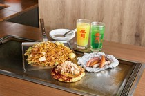  「大阪燒」、「炒麵」和「文字燒」。 Fugetsu 的招牌菜全套。 「風套餐」雙人份 