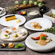  【Mio】包含時令新鮮魚類的鐵板燒套餐，共9道菜。 