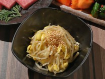  精心制作的美味佳肴，为奢华的烤肉体验锦上添花"豆芽拌菜" 