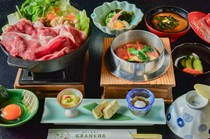 Pilihlah hidangan Kamameshi atau hidangan sukiyaki daging sapi Kuroge Wagyu (reservasi diperlukan setidaknya 3 hari sebelum tanggal penggunaan)