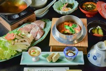  您可以選擇釜飯套餐或鯛魚壽喜燒套餐（至少提前3天預訂）。 