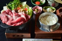  검은 털 일본소의 스키야키와 솥밥 흰 밥 세트(수량 한정) 
