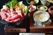 bộ lẩu sukiyaki bò Kuroge Wagyu và cơm nấu trong nồi (số lượng có hạn)