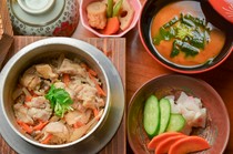  永不过时的经典口味，您永远不会厌倦：'国产嫩鸡釜饭套餐' 
