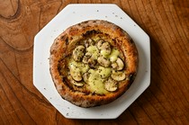 Akatsuki Taps Ginza_Hachimantai mushroom and white miso pizza