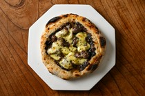 Akatsuki Taps Ginza_Pizza with Ezo venison and black garlic sauce