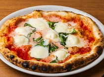 Italiana Tavola D'oro Ginza Mitsukoshi Branch_Pizza with a balanced mix of ingredients: "Margherita pizza made with Hokkaido's Shiranuka Rakukeisha mozzarella cheese"