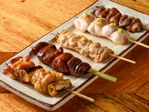 yakitori shouchan 惠比壽_廚師使用當天最新鮮的食材，將其烤至最佳品質的「五塊拼盤」。