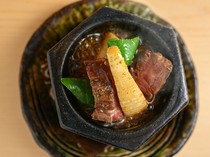 Beef Sushi Kintan_"Chinjaorusu" served in ceramic pottery heated to 300℃