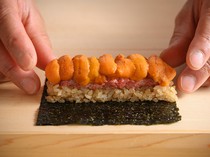 Beef Sushi Kintan_<Counter seats> Enjoy beef and seafood sushi with the "Beef Sushi 10-piece course"