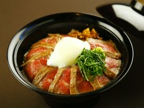 赤牛Dining yoka-yoka樱町店_最受欢迎的菜单项。 「神赤牛盖饭」是可以轻松享用优质新鲜赤牛的盖饭。