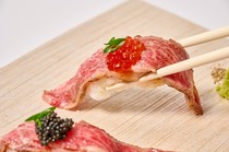  Japanese Black Beef Sushi (2 pieces/with salmon roe and truffle) 