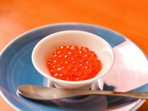 Sushi Rebo_"Sea Urchin and Salmon Roe Risotto" is a rich, flavorful egg-topped rice dish that fills your mouth.