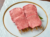 黑舌烤肉 青木_「黑毛和牛厚片舌」厚度恰到好處，質感和風味兼具。