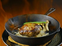 AKA牛Dining yoka-yoka 鐵板&燒烤_豐盛的火焰和溢出的肉汁。 「火焰漢堡」，一道特色菜品，讓您充分享受肉本身的真正樂趣。