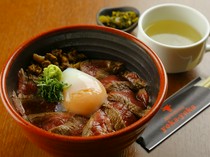 AKA牛Dining yoka-yoka 鐵板&燒烤_最受歡迎的菜單項目。 「阿蘇名產赤牛蓋飯」是可以輕鬆享用優質新鮮赤牛的蓋飯。