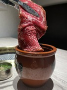 烤肉 玉乃屋_让人想要一再品尝的绝品肉。特制酱汁腌制的「带骨肋排」