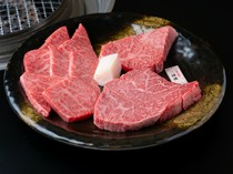  One of the dishes included in the all-you-can-eat course: "A5 Kuroge Wagyu Beef Three-Variety Platter: Loin / Lean Meat / Ribs" 
