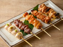 yakitori shouchan 六本木店_风味浓郁的酱汁味和味道简单的盐味形成绝妙对比的“主厨推荐5串拼盘”