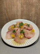  今日海鲜薄片配油醋汁 