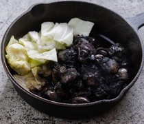  在七輪烤爐（小型炭烤爐）上用木炭烤製，帶來香氣四溢、鮮美無比的體驗！盡情享受炭烤知蘭雞腿肉的濃鬱鮮味吧！ 