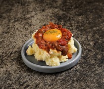 綿密的蛋黃和濃鬱的和牛牛肉，再加入少許煙熏奶酪，為這道“和牛肉醬土豆沙拉”增添了一絲風味。 