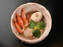 Japanese Noodle Issunbousi_Shrimp and seared scallops (soy sauce) A luxurious one-inch dish of shrimp and seared scallops