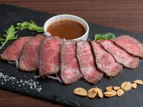 NIINA_Moist and tender "A5 rank Japanese black beef roast beef" cooked at low temperature