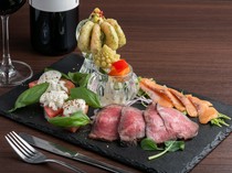 NIINA_The restaurant's signature dish, "Assortment of 5 types of appetizers"