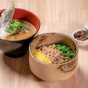  鰤そぼろ의 삼색 덮밥 