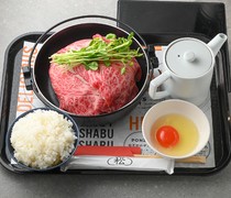 一人涮涮锅七代目松五郎 新宿东宝大厦店_牛肉满满覆盖蔬菜，美味遍及整道餐品的“熟成黑毛和牛寿喜烧套餐”