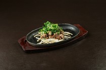 肉和鱼和牡蛎 OYSTER Bar＆Bistro 魚秀 ～UOHIDE～ 涩谷樱丘店_铁板烧羊肉配香菜