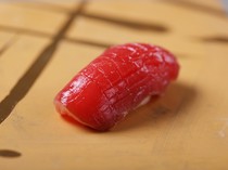 立食壽司　鮨川_「生鮪魚紅肉」一年四季脂肪量穩定，吃起來入口即化。